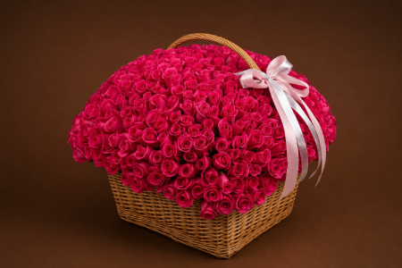 Fresh flower basket arrangement for online ordering with same-day flower delivery in Doha, Qatar